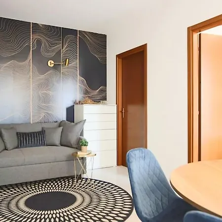 Modern Flat With Light And Sun On The Sweet Terrace דירה פרוג'ה